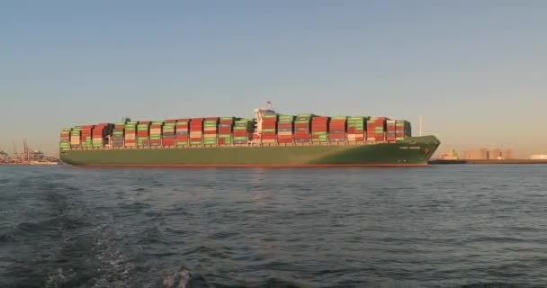 Enorme barco contenedor en Rotterdam — Vídeos de Stock