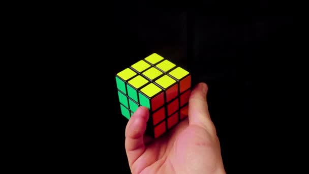 Rubiks krychle vyřešena spinning — Stock video