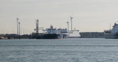 Rotterdam limanında yük gemileri var.