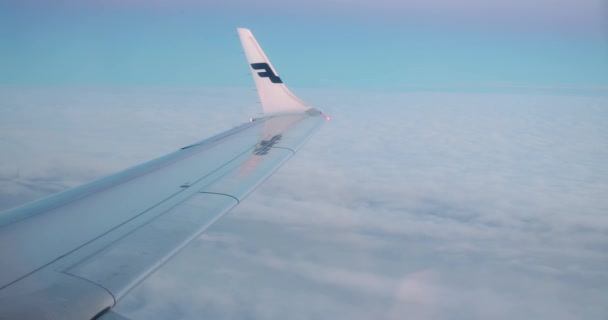 Voando em um avião, vista sobre a asa — Vídeo de Stock