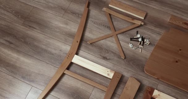 Montaje de muebles de gabinete para la mejora del hogar — Vídeo de stock