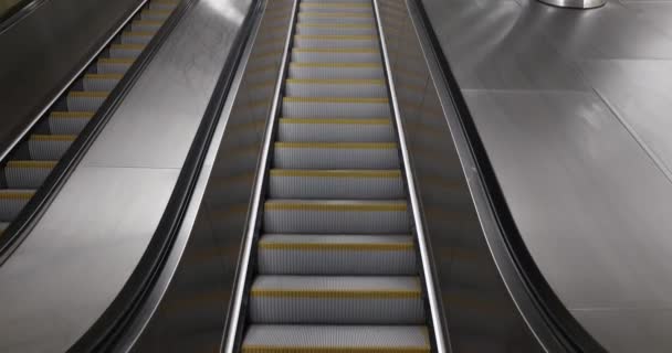 Bir metro istasyonu'na yürüyen merdiven — Stok video
