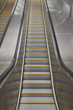 Bir metro istasyonu'na yürüyen merdiven