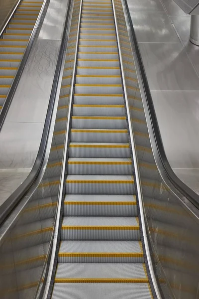 Escada rolante de uma estação de metro — Fotografia de Stock