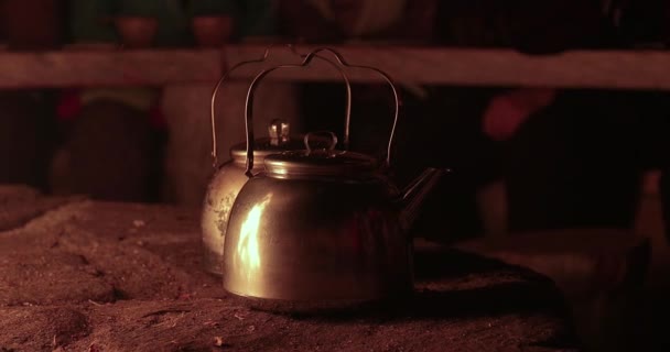 小屋の中の火による茶壺 — ストック動画