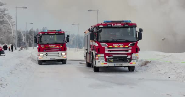 핀란드의 불타는 건물에서 비상 대응을 위해 소방차들 — 비디오