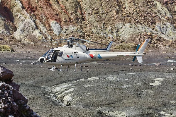 Helicóptero en una meseta desolada en un volcán de la Isla Blanca en Nueva Zelanda — Foto de Stock