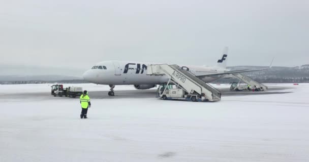 Bodenabfertigung von Finnair-Flugzeugen im Schnee — Stockvideo
