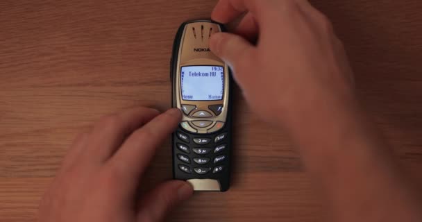 Gamla mobiltelefonen stängs av, Nokia 6310 — Stockvideo