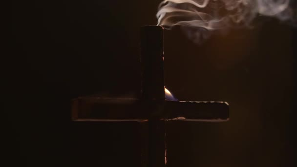 Płonący Krzyż Dymem Ciemnym Niebie — Wideo stockowe