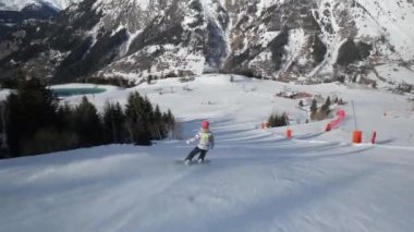 Snowboardcu görüntüyü takip ediyor