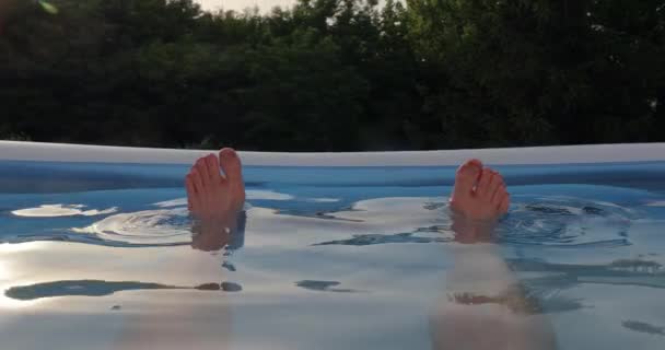 Chłodzenie w basenie z nadmuchiwaną wodą w lecie — Wideo stockowe