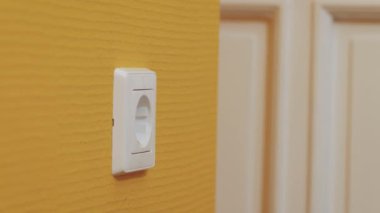 Elektrik prizinin fişi takılı ve fişten çıkarılması, Avrupa tipi F