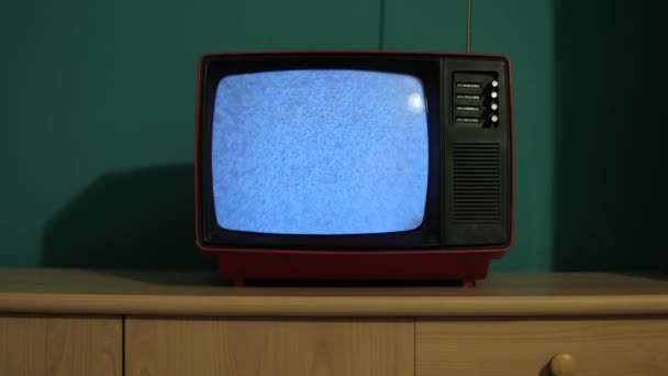 画面の薄暗い部屋の光の中で受信ノイズのない古いテレビセット 白黒テレビ — ストック動画