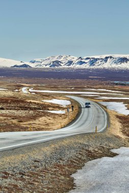 İzlanda 'ya giden yol, yolda kamyonet.