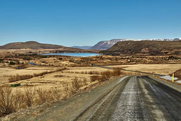 Gravel Road Throught Icelandic Landscape Lake — стокове фото