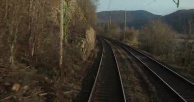 Tren yolculuğu bakış açısı son vagonun arkasından sonbahar yaprakları hava türbülansında hareket Tuna virajında yolculuk, 4k 60 fps görüntü