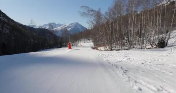 Lyžování Alpách Pomalý Snadný Svah Realizační Jízda Pohled Forst Person — Stock video