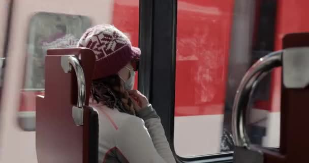 Vrouw Een Zwitserse Trein Besneeuwde Alpenbergen Met Masker Tijdens Een — Stockvideo