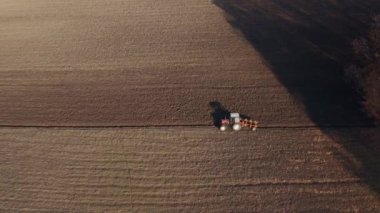 Tarım tarlalarını süren traktör, İHA 'dan havadan görüş.