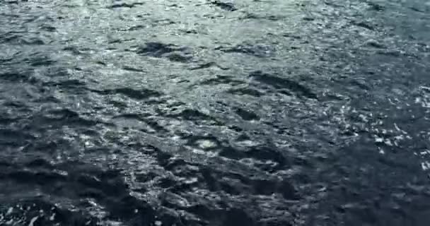 Ciemna Powierzchnia Wody Fale Jeziora Tło Ruchu Szary Dźwięk Zachmurzenie — Wideo stockowe