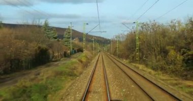 Tren yolculuğu bakış açısı son vagonun arkasından, demiryolu seyahati, düz demiryolu hattı.