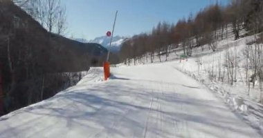 Alplerde kaymak, yavaş, kolay yamaç, gerçekçi sürüş, forst insan bakış açısı, 4K 60p görüntü