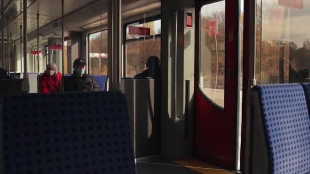 Berlin Tyskland Cirka 2021 Tunneltåg Avgår Från Station Stänger Dörrar — Stockvideo