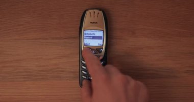 Budapeşte, Macaristan - 2022 Çemberi: Sağlayıcıyı elle seçmek için ağ bağlantısı arayan klasik Nokia 6310i cep telefonu