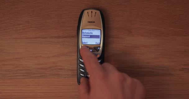 Budapest Ungern Cirka 2022 Klassisk Nokia 6310I Mobiltelefonsökning Efter Nätverksanslutning — Stockvideo