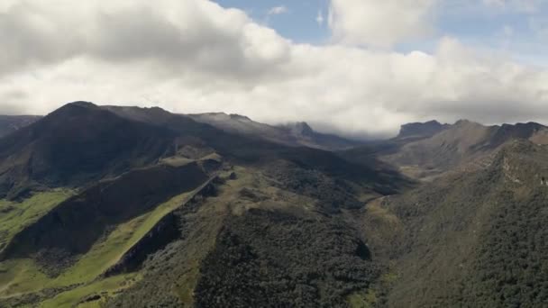 Ορεινό Τοπίο Drone Πτήση Εναέρια Άποψη Κινείται Σύννεφα Μια Κοιλάδα — Αρχείο Βίντεο