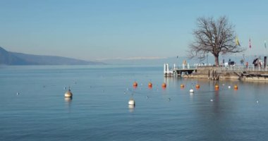 İsviçre 'deki Cenevre Gölü' nde Lakeside manzarası, Vevey 'de güneşli kış günü