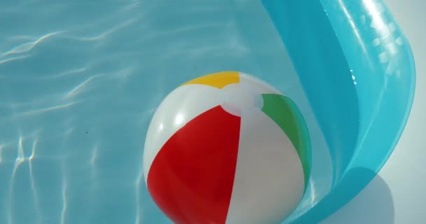 Piłka Plażowa Ogrodzie Dmuchany Basen Gorącym Letnim Słońcu Chłodzenie Fali — Wideo stockowe