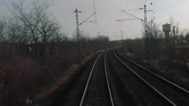 Tren yolculuğu bakış açısı son vagonun arkasından, tren yolculuğu, viraj dönüşü.