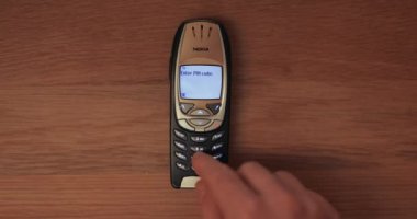 Budapeşte, Macaristan - 2021 Çemberi: Klasik Nokia 6310i cep telefonu, yanlış PIN kodu girildi, tek renkli ekran kod hatası görüntülendi