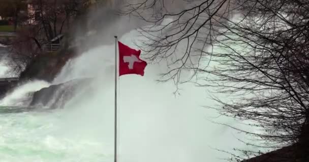Schweiziska Flagga Schweiz Viftar Mot Snabbt Rinnande Och Stänk Flodvatten — Stockvideo