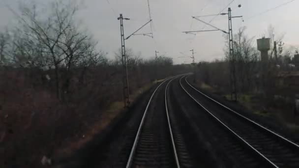 最後のワゴン 鉄道旅行の後ろからのビューの列車の旅のポイントは 曲線になって — ストック動画