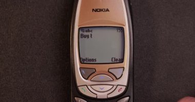 Budapeşte, Macaristan - 2022 SMS mesajı: Nokia 6310 'un eski uzun metrajlı telefonunda yazılmış kripto para birimi düşüşü ve ayı pazarı sırasında dip satın al diyor