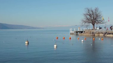 İsviçre 'deki Cenevre Gölü' nde Lakeside manzarası, Vevey 'de güneşli kış günü