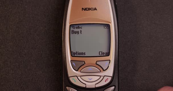 Budapest ハンガリー Circa 2022 暗号通貨価格の暴落の間にディップを購入し ノキア6310古い機能電話で書かれた市場を負担するというSmsテキストメッセージ — ストック動画