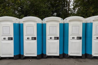 Festivalde uzun sıra gezici tuvaletler