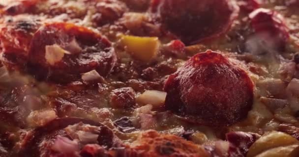 Pizza Heet Stomend Spinnen Closeup Stoom Stijgt Vers Gebakken — Stockvideo