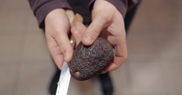 Спелый Авокадо Разрезанный Пополам Ножом — стоковое видео