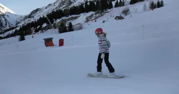 阿尔卑斯山里的滑雪板女 阴凉的斜坡 — 图库视频影像