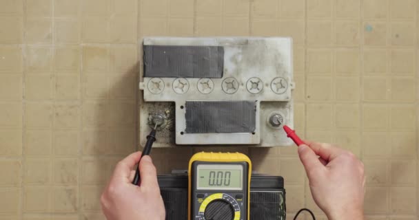 Aracın Şarjı Bitmiş Düşük Voltajlı Akünün Değiştirilmesi Gerekiyor — Stok video