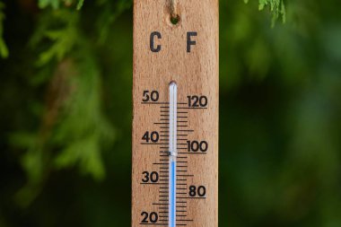 Termometre dışarıdaki sıcak yaz sıcaklıklarını gösteriyor, 36 derece, 100 fahrenhayt 'a yakın.