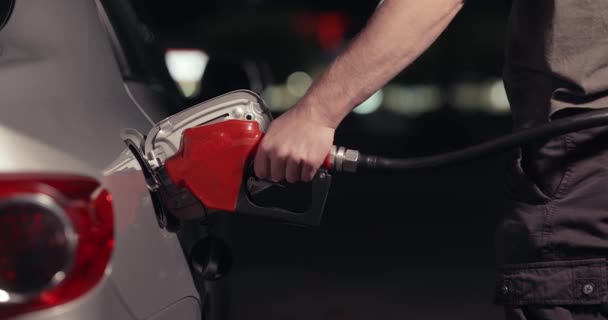 Nachts Benzin Ein Auto Einer Zapfsäule Füllen — Stockvideo