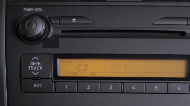 Bir arabada müzik CD 'si dinlemek, diski fırlatmak