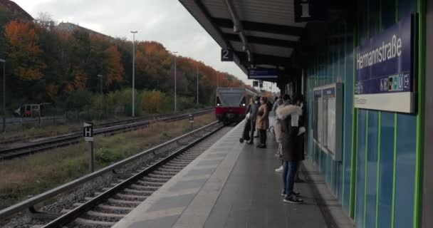 Berlin Germany Circa 2021 Metro Train Arriving Station Pasangers Waiting — ストック動画
