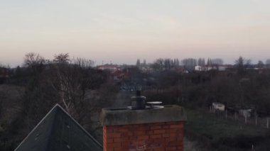 Bacadan çıkan kalın duman, çatıdaki drone görüntüsü. Yetersiz yanma. Kötü ısıtma uygulamalarından kaynaklanan kirlilik Doğu Avrupa 'da yaygındır